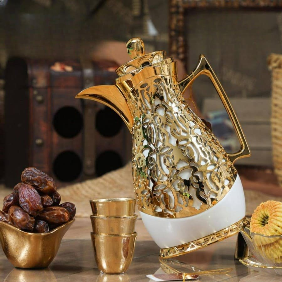 دلة قهوة أندلسي بيج مزخرفة بإطار ذهبي | تقديم أنيق للمجالس والضيافة | متجر ببلاش
